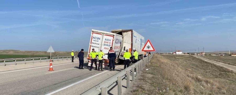 Kamyonet Tıra Arkadan Çarptı: 1 Ölü