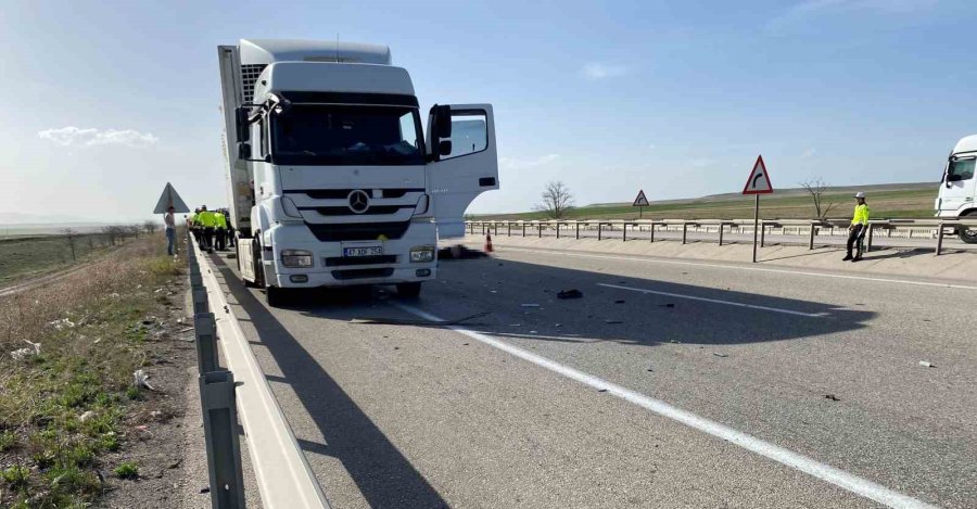 Kamyonet Tıra Arkadan Çarptı: 1 Ölü