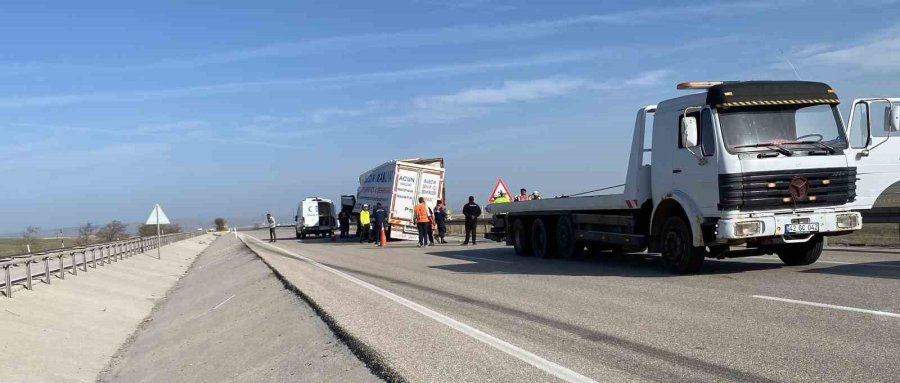 Kamyonet Tıra Arkadan Çarptı: 1 Ölü