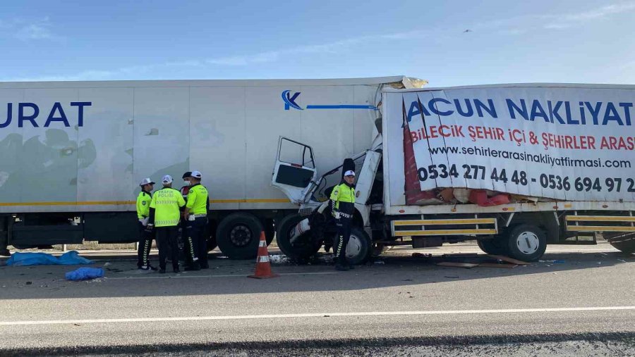 Kamyonet Tıra Arkadan Çarptı: 1 Ölü