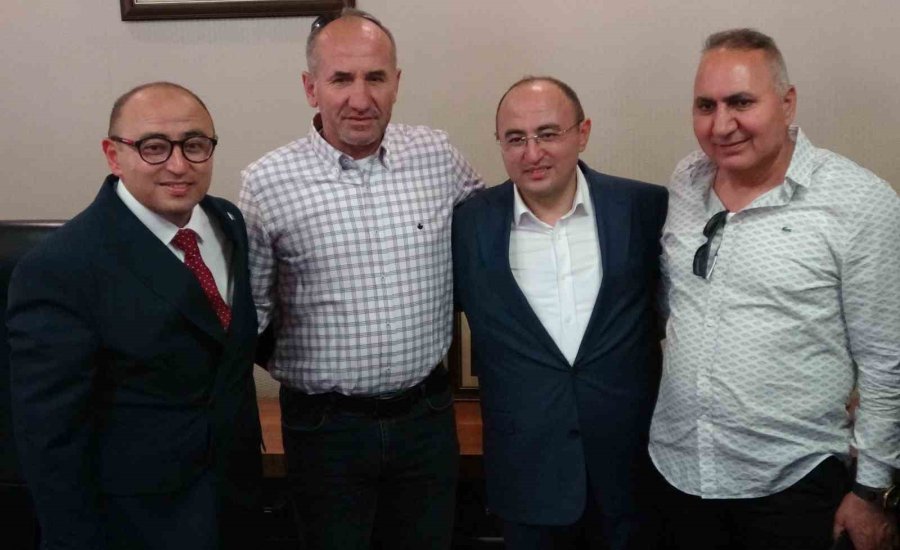 Görenler Yeni Belediye Başkanını İkizi İle Karıştırıyor