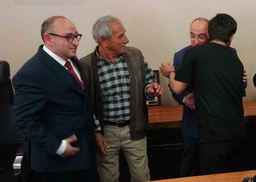 Görenler Yeni Belediye Başkanını İkizi İle Karıştırıyor