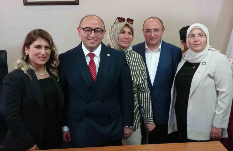 Görenler Yeni Belediye Başkanını İkizi İle Karıştırıyor