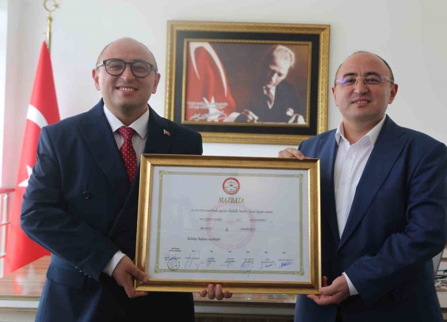 Görenler Yeni Belediye Başkanını İkizi İle Karıştırıyor