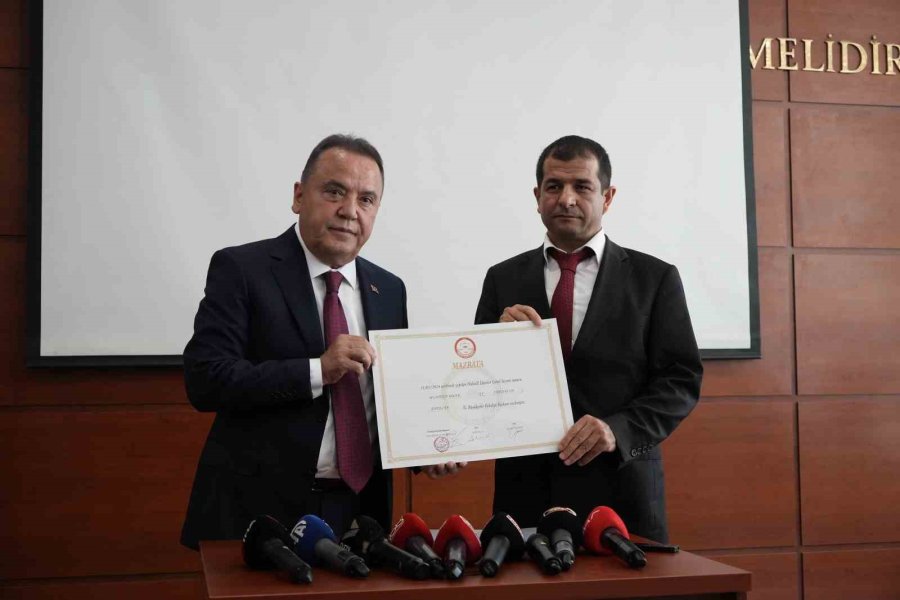 Büyükşehirde 2. Kez Mazbata Alan Böcek: "vatandaşlarımızın Emrindeyim"