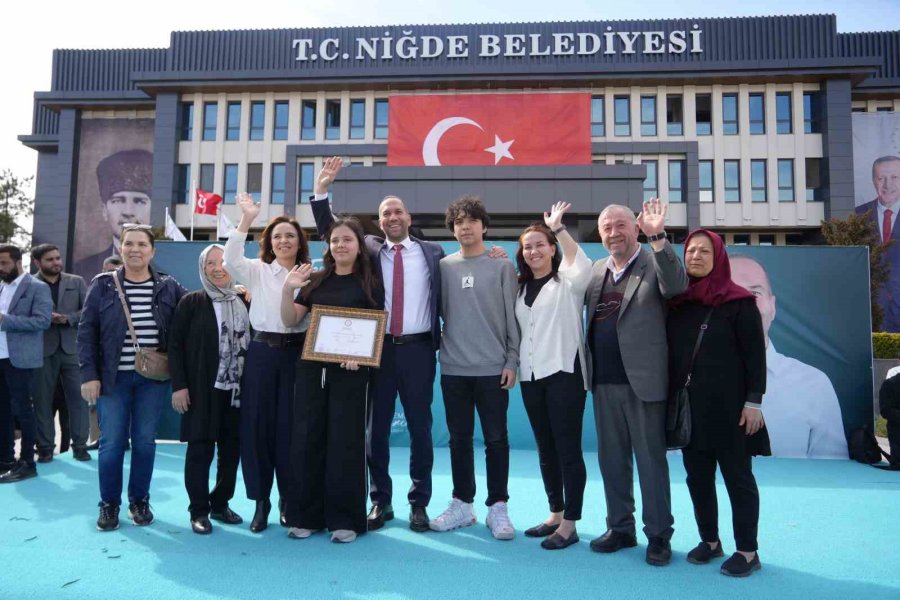 Niğde’de Yeniden Belediye Başkanı Seçilen Emrah Özdemir Mazbatasını Aldı
