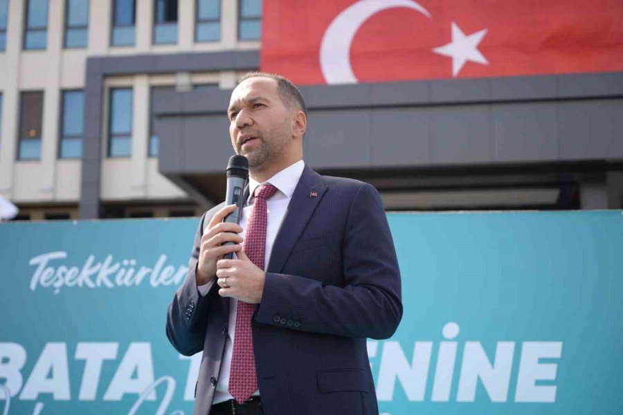 Niğde’de Yeniden Belediye Başkanı Seçilen Emrah Özdemir Mazbatasını Aldı