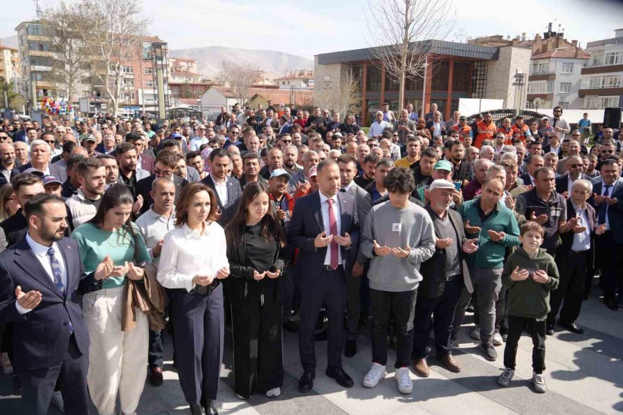 Niğde’de Yeniden Belediye Başkanı Seçilen Emrah Özdemir Mazbatasını Aldı