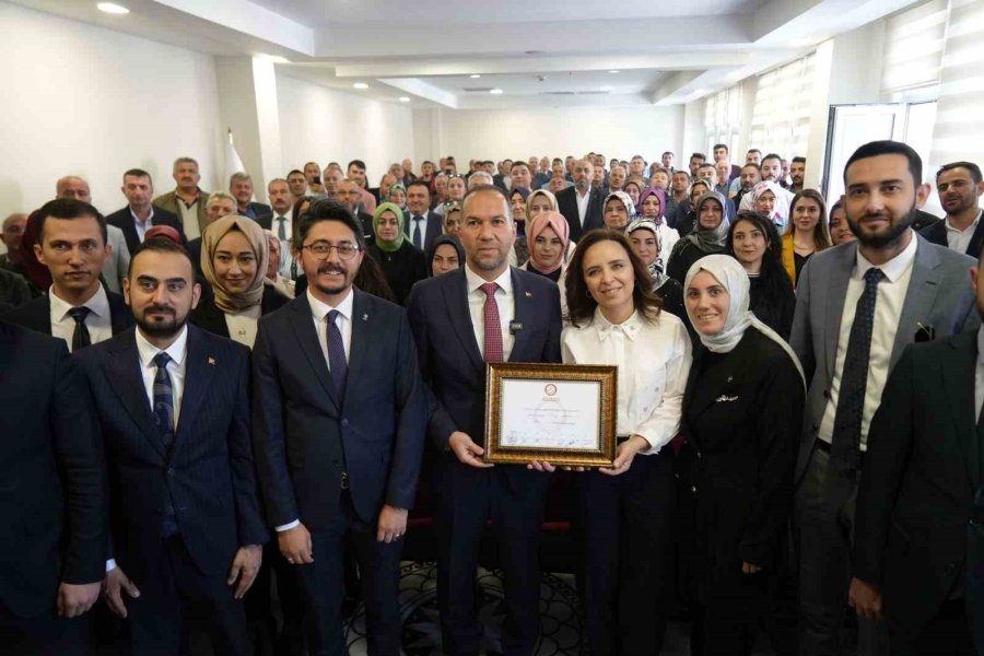 Niğde’de Yeniden Belediye Başkanı Seçilen Emrah Özdemir Mazbatasını Aldı
