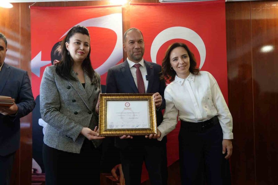 Niğde’de Yeniden Belediye Başkanı Seçilen Emrah Özdemir Mazbatasını Aldı