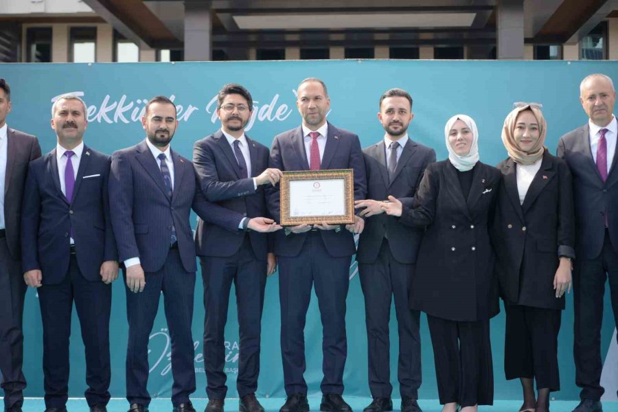 Niğde’de Yeniden Belediye Başkanı Seçilen Emrah Özdemir Mazbatasını Aldı