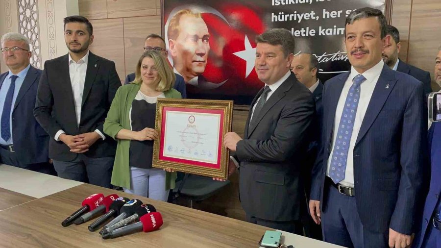 Aksaray Belediye Başkanı Dinçer Mazbatasını Aldı