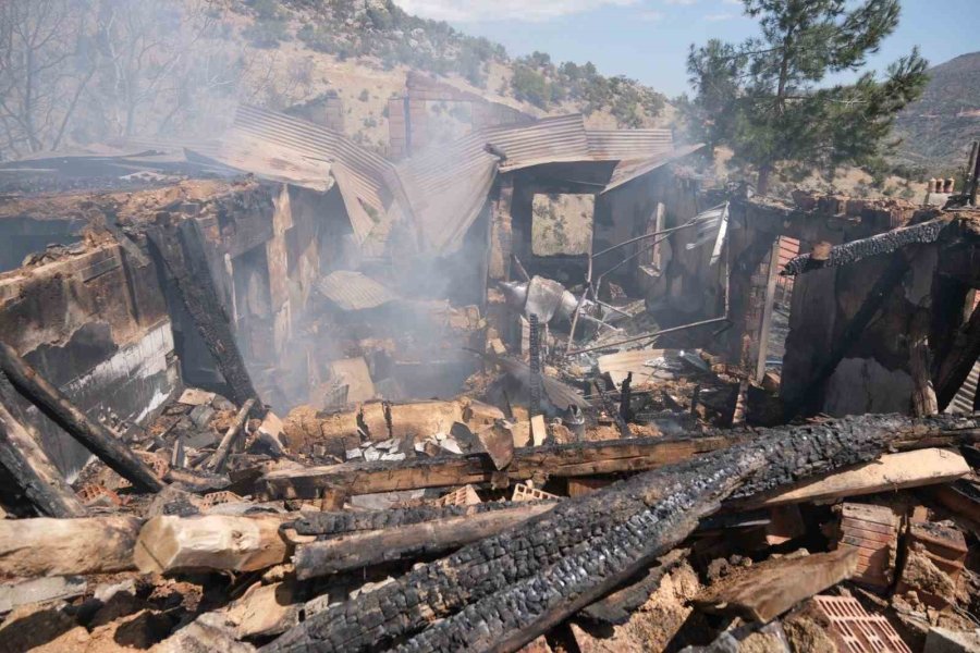 Ahşap Ev Çıkan Yangında Kullanılamaz Hale Geldi