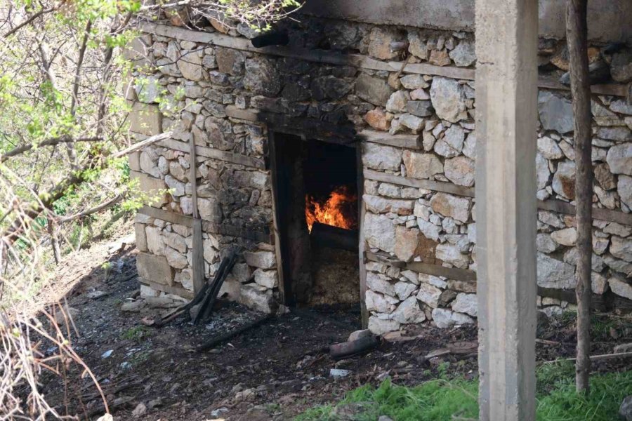 Ahşap Ev Çıkan Yangında Kullanılamaz Hale Geldi