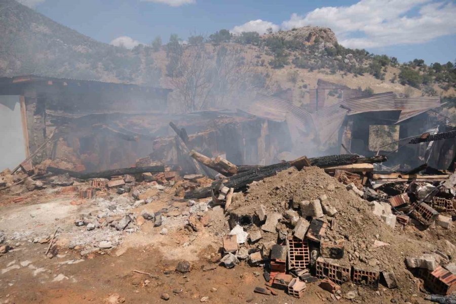 Ahşap Ev Çıkan Yangında Kullanılamaz Hale Geldi