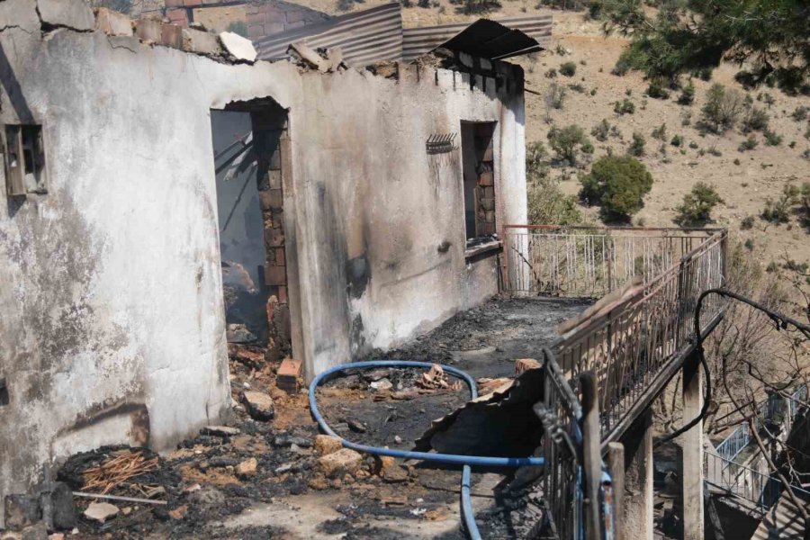 Ahşap Ev Çıkan Yangında Kullanılamaz Hale Geldi