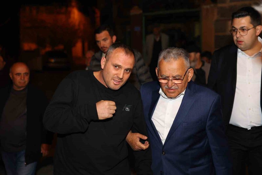 Büyükkılıç; Teravih Sonrası Vatandaşlarla Kucaklaştı