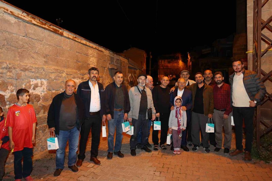 Büyükkılıç; Teravih Sonrası Vatandaşlarla Kucaklaştı