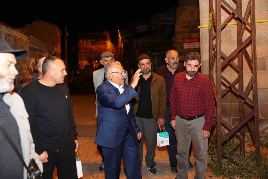 Büyükkılıç; Teravih Sonrası Vatandaşlarla Kucaklaştı