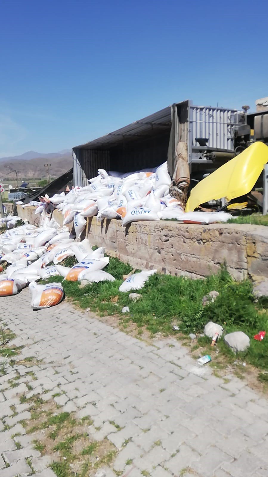 Virajı Alamayan Kamyon Devrildi: 1 Yaralı