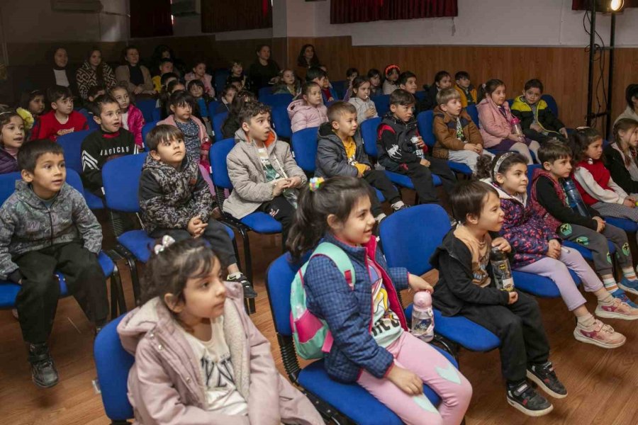 Mersin Şehir Tiyatrosu Çocuklar İçin Sahne Aldı