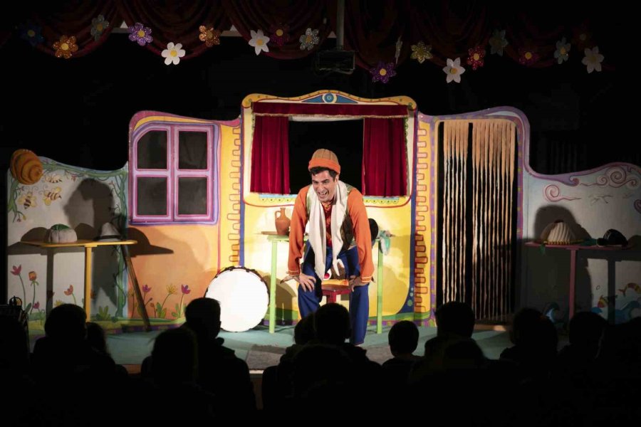 Mersin Şehir Tiyatrosu Çocuklar İçin Sahne Aldı