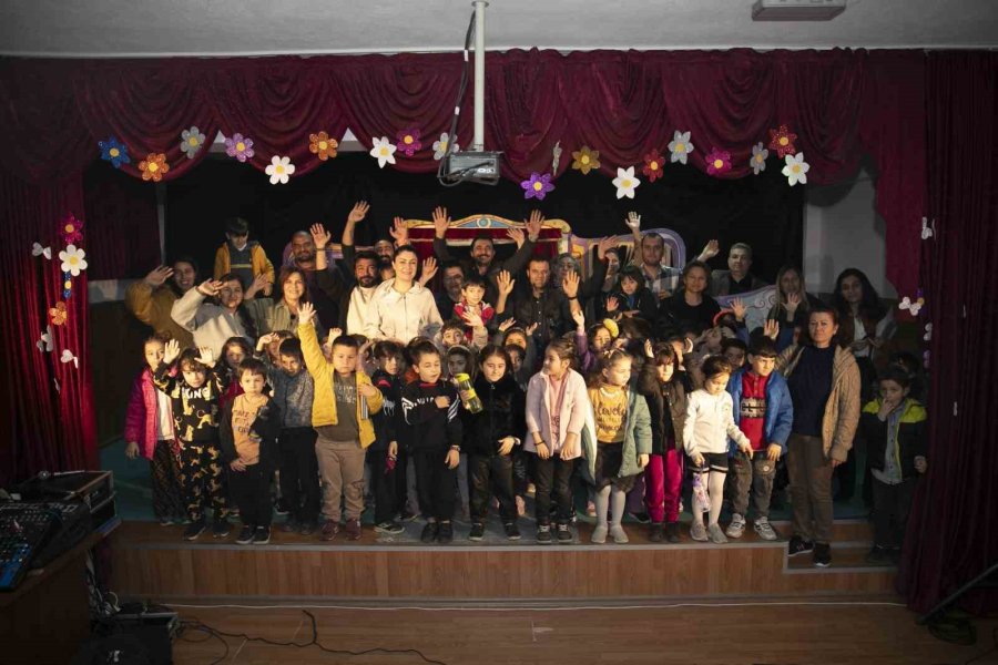 Mersin Şehir Tiyatrosu Çocuklar İçin Sahne Aldı