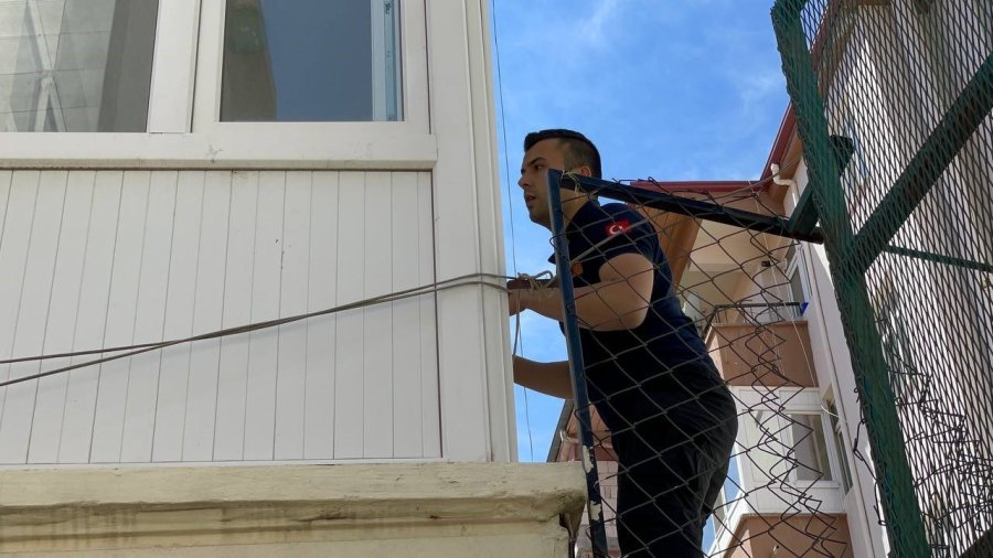 Evde Uyuyakalan Kadın Tüm Ekipleri Seferber Etti