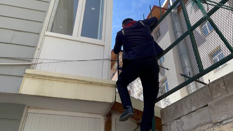 Evde Uyuyakalan Kadın Tüm Ekipleri Seferber Etti