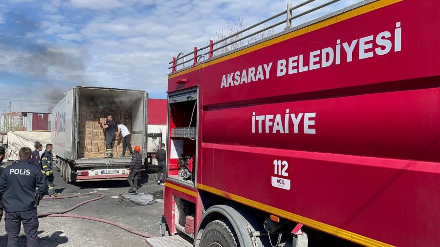 Mangal Kömürü Yüklü Tır Dorsesinde Yangın Paniği