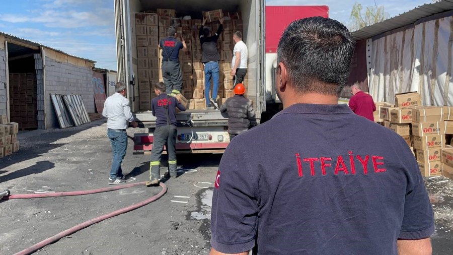 Mangal Kömürü Yüklü Tır Dorsesinde Yangın Paniği