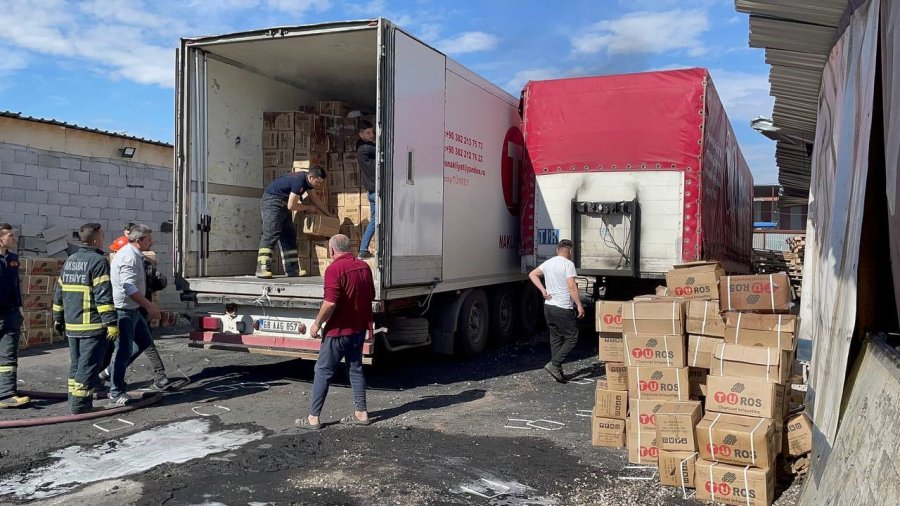 Mangal Kömürü Yüklü Tır Dorsesinde Yangın Paniği