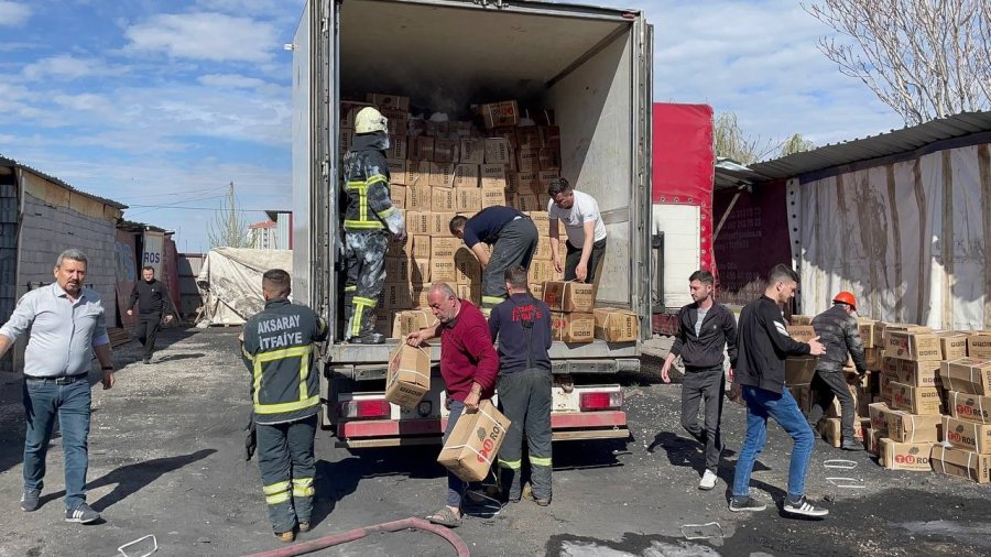 Mangal Kömürü Yüklü Tır Dorsesinde Yangın Paniği
