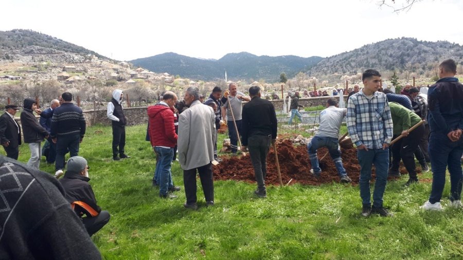 Çoban Köpeklerinin Saldırıp Öldürdüğü Yaşlı Kadın Toprağa Verildi