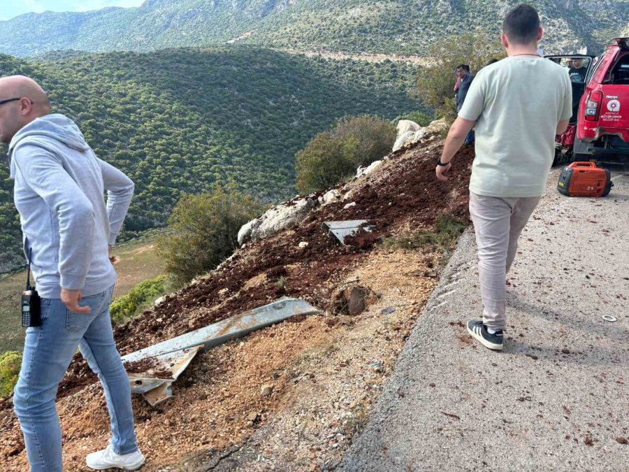 Bariyerlere Çarpan Kamyon 50 Metrelik Uçurumdan Yuvarlandı: 1 Ölü