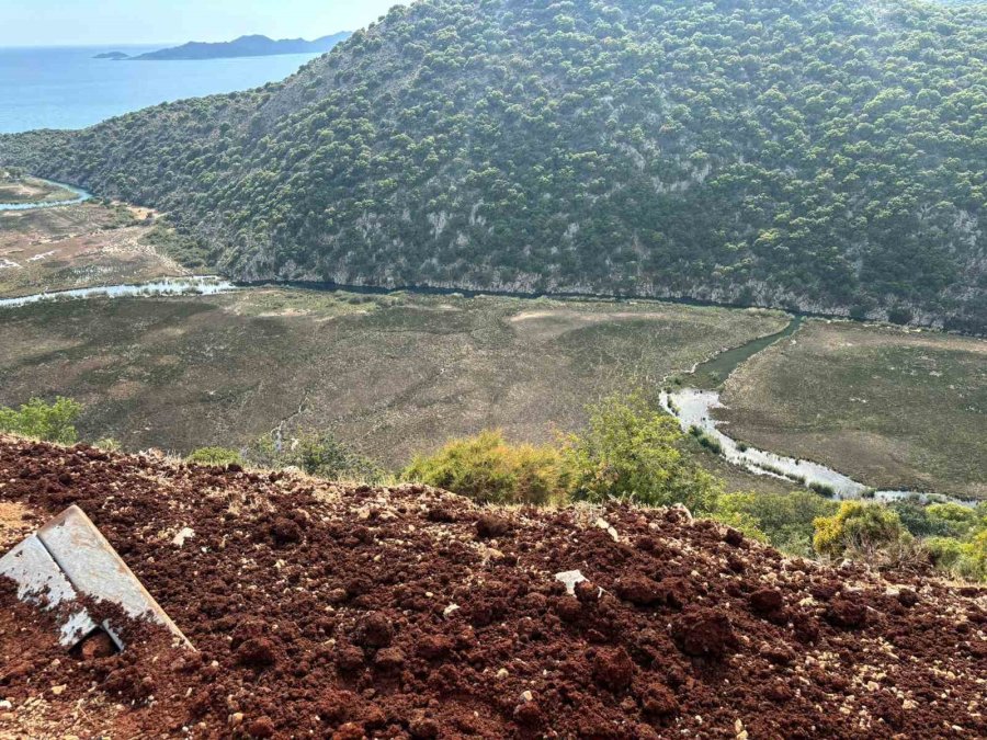 Bariyerlere Çarpan Kamyon 50 Metrelik Uçurumdan Yuvarlandı: 1 Ölü