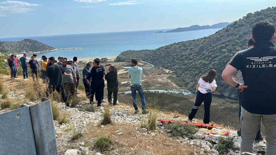 Bariyerlere Çarpan Kamyon 50 Metrelik Uçurumdan Yuvarlandı: 1 Ölü