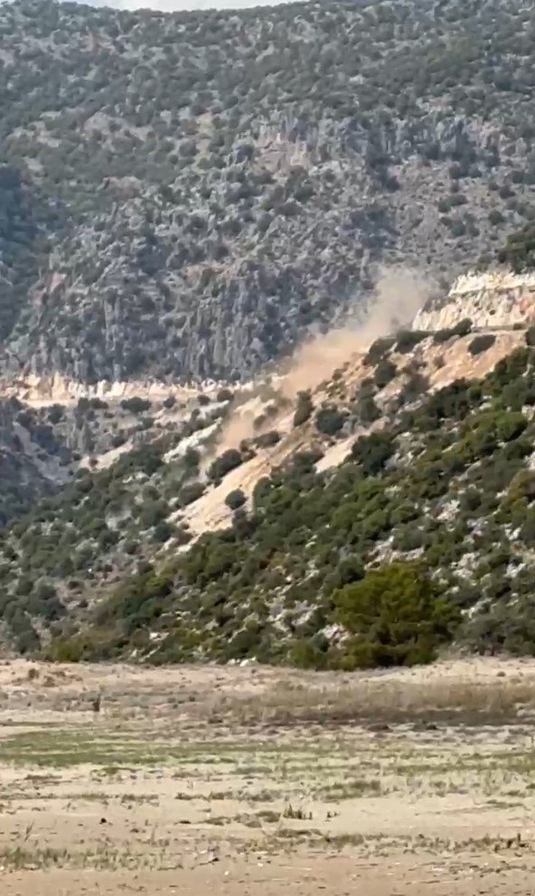 Bariyerlere Çarpan Kamyon 50 Metrelik Uçurumdan Yuvarlandı: 1 Ölü