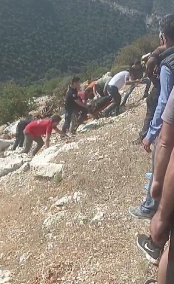 Bariyerlere Çarpan Kamyon 50 Metrelik Uçurumdan Yuvarlandı: 1 Ölü