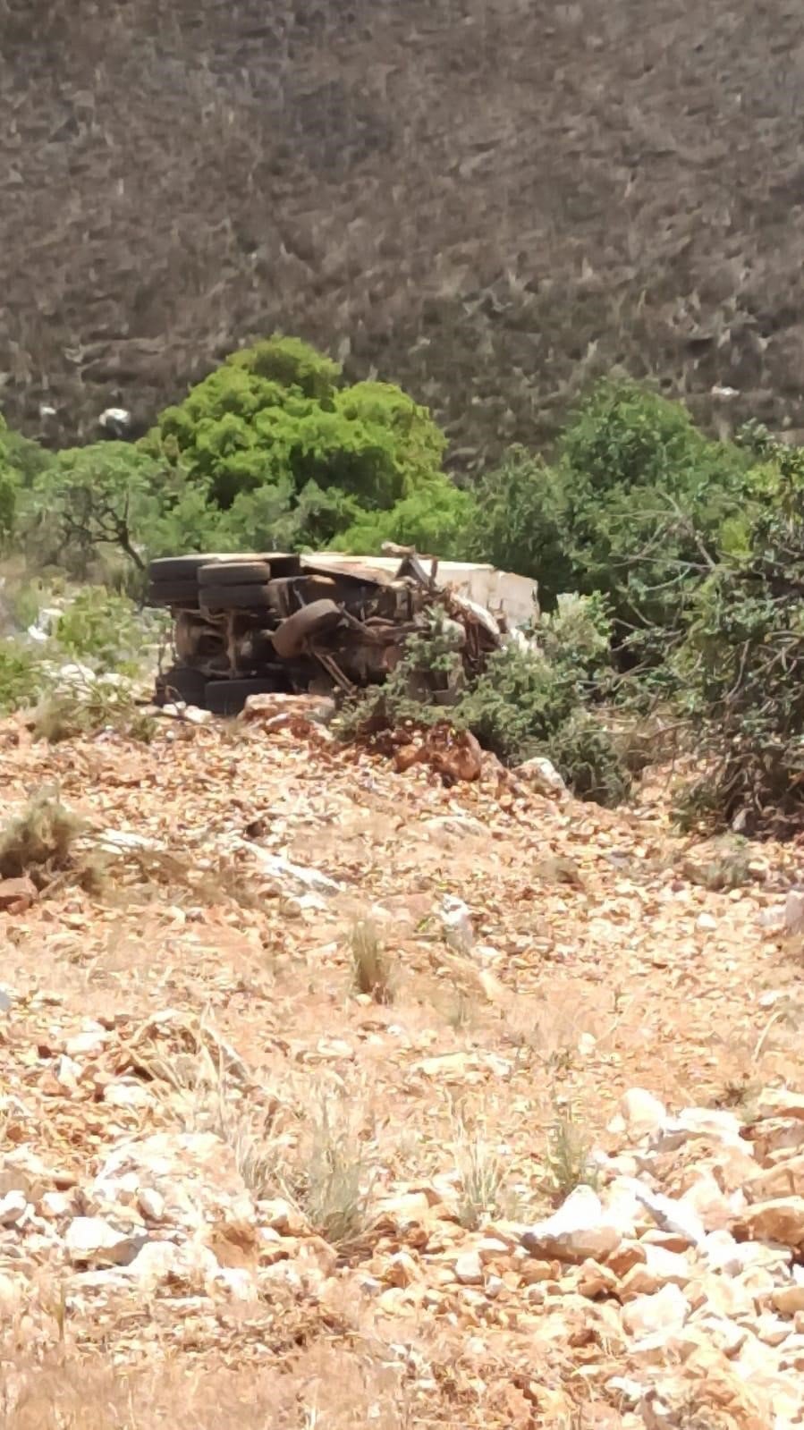 Bariyerlere Çarpan Kamyon 50 Metrelik Uçurumdan Yuvarlandı: 1 Ölü