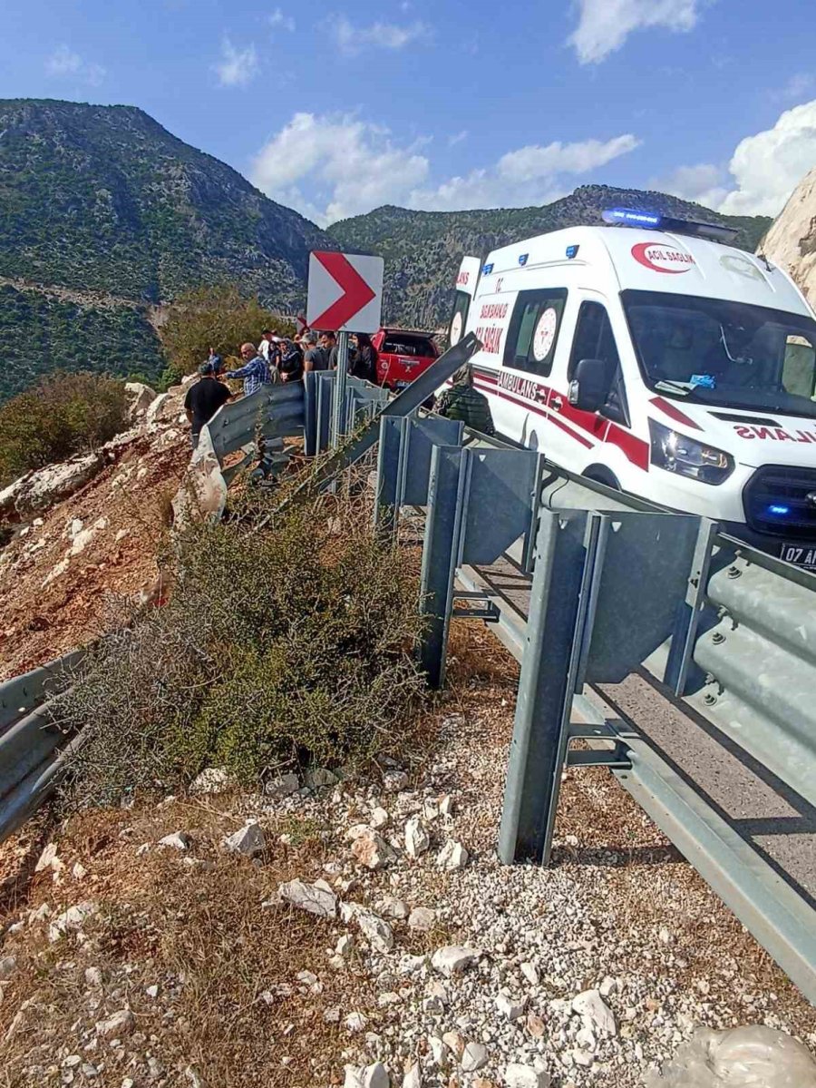 Bariyerlere Çarpan Kamyon 50 Metrelik Uçurumdan Yuvarlandı: 1 Ölü