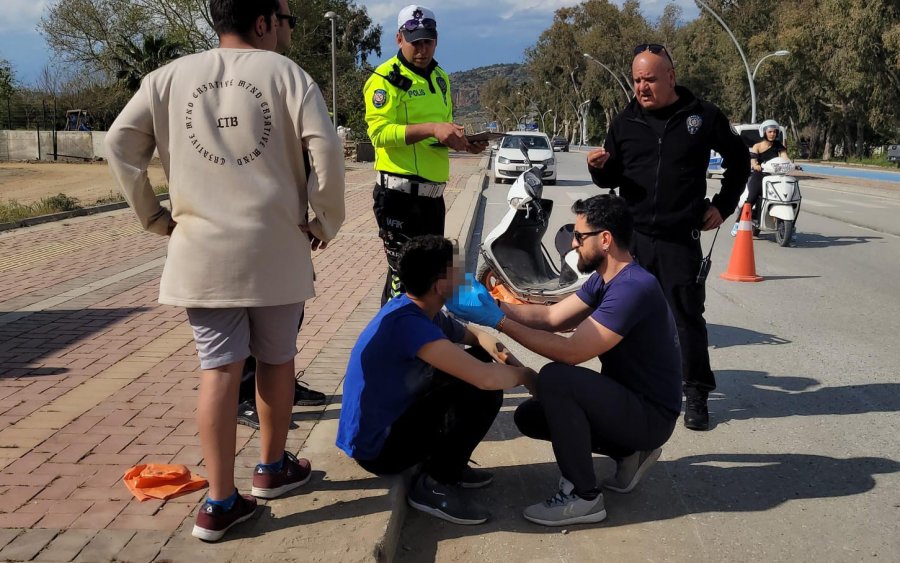 Kaza Yapan 2 Arkadaş Yaralandı