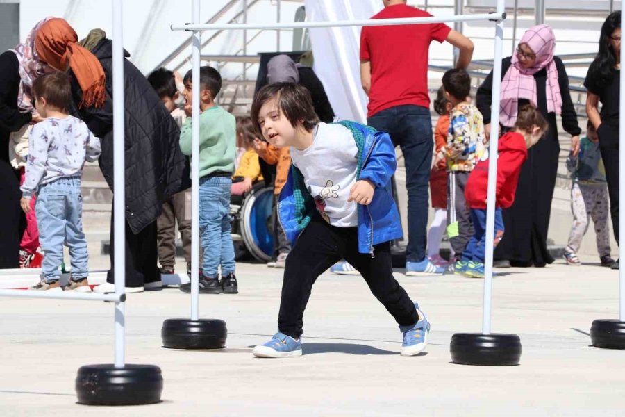 Karaman’da Özel Öğrencilere Spor Malzemesi Dağıtıldı
