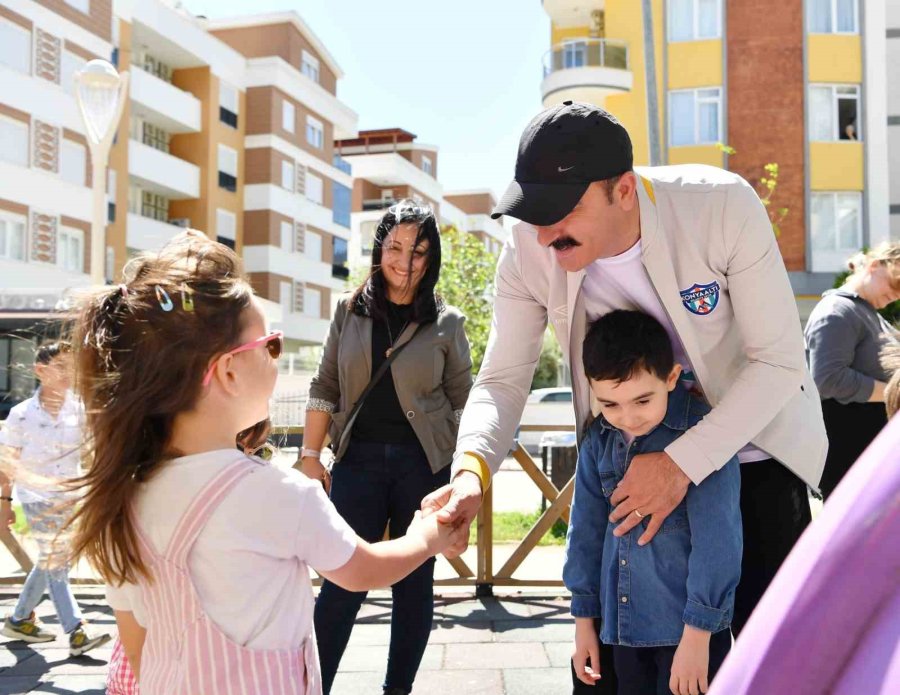 Parkı Temizleyen Çocuklara Başkandan Sürpriz Ziyaret