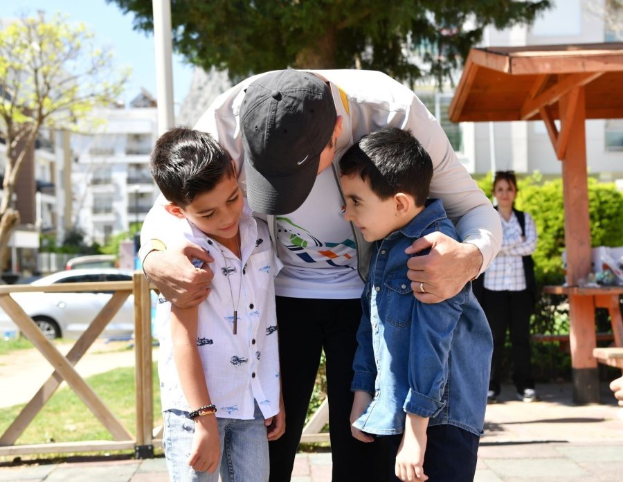 Parkı Temizleyen Çocuklara Başkandan Sürpriz Ziyaret