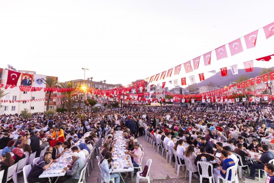 Büyükşehir Belediyesi 227 Bin 550 Kişilik İftar Yemeği İkram Etti