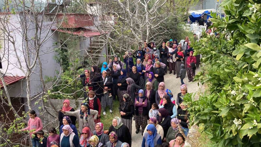 Mersin’de Cinayete Kurban Giden 3 Kişilik Ailenin Cenazeleri Defin Edildi