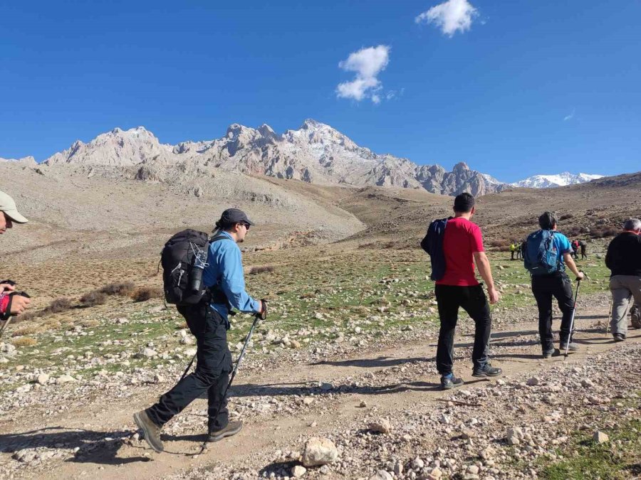 Dağcıların Ve Doğaseverlerin Gözdesi Aladağlar