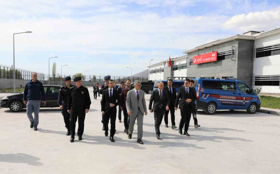 Vali Çelik Geri Gönderme Merkezi’nde İnceleme Yaptı