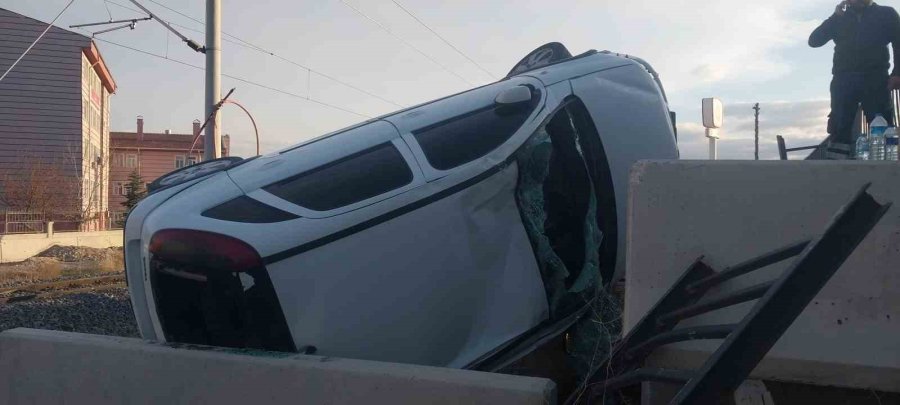 Kontrolden Çıkan Otomobil Üst Geçitten Düştü: 1 Yaralı